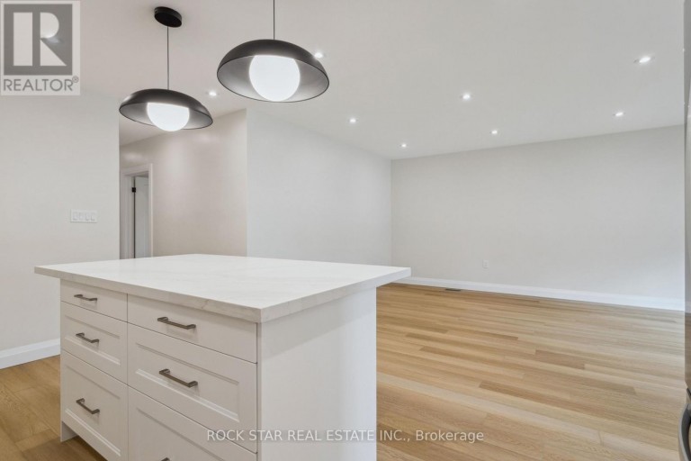 MAIN - 121 TOBY CRESCENT, Hamilton (Huntington), Ontario, L8T2N9