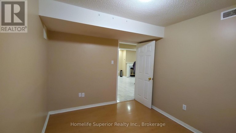 17 SUMMERFIELD CRESCENT, Brampton (Brampton West), Ontario, L6X4K4