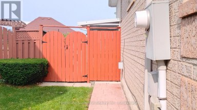 17 SUMMERFIELD CRESCENT Brampton (Brampton West) Ontario photo 2
