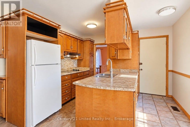 807 HIGHLAND COURT, Peterborough (Northcrest Ward 5), Ontario, K9H5K1