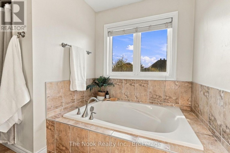 39 SERENE COURT, Whitby (Rolling Acres), Ontario, L1R0L6