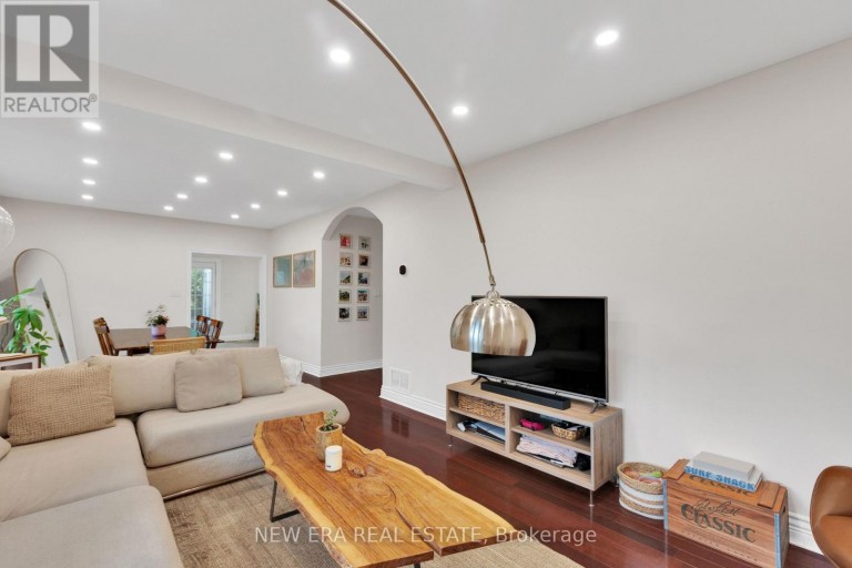 2 FOCH AVENUE, Toronto (Alderwood), Ontario, M8W3W8