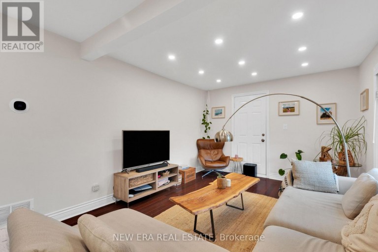 2 FOCH AVENUE, Toronto (Alderwood), Ontario, M8W3W8