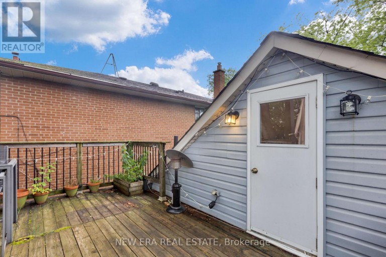 2 FOCH AVENUE, Toronto (Alderwood), Ontario, M8W3W8