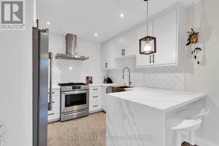 2 FOCH AVENUE, Toronto (Alderwood), Ontario, M8W3W8