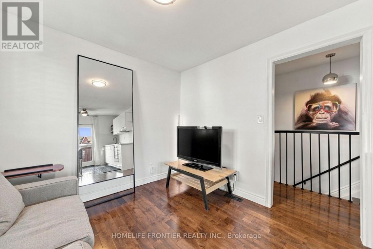UPPER - 122 MANNING AVENUE, Toronto (Trinity-Bellwoods), Ontario, M6J2K5